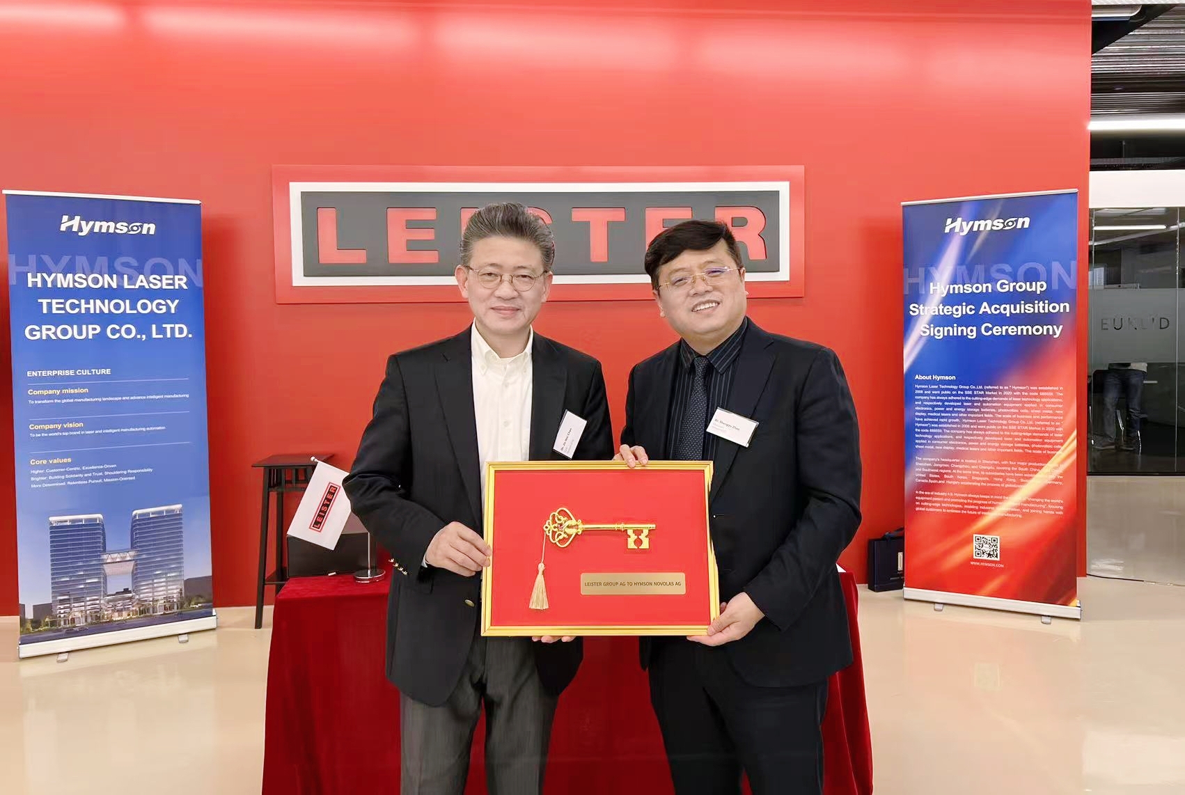 2、陳博、趙董鑰匙交接 (1).jpg