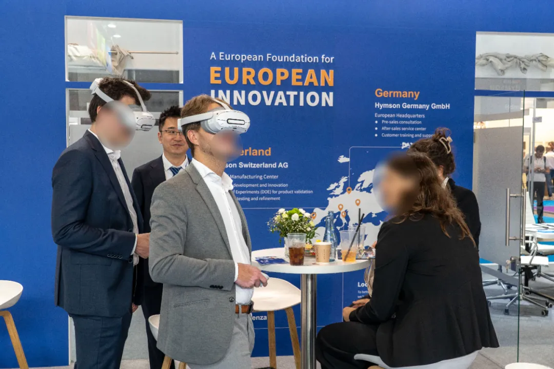 海目星還創新打造了VR智造工廠漫游系統，讓參觀者沉浸式體驗高速激光模切機、疊片電池裝配線等設備的性能參數和應用場景